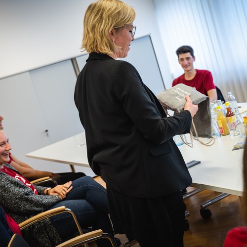 Yoalins überreichen Ministerin Gewessler Beutel und Shirt als Dankeschön (c) Cajetan Perwein
