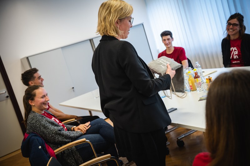 Yoalins überreichen Ministerin Gewessler Beutel und Shirt als Dankeschön (c) Cajetan Perwein