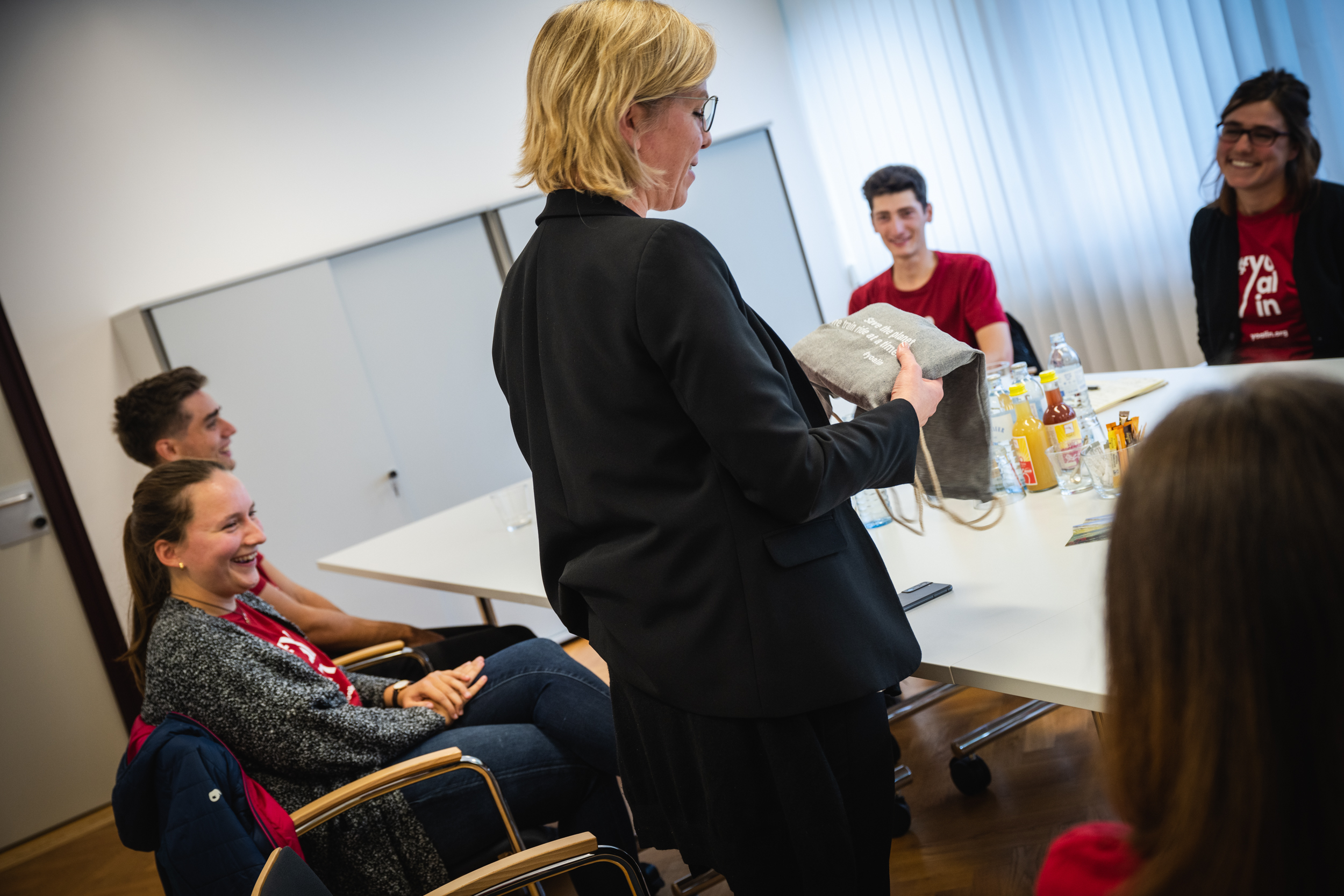 Yoalins überreichen Ministerin Gewessler Beutel und Shirt als Dankeschön (c) Cajetan Perwein