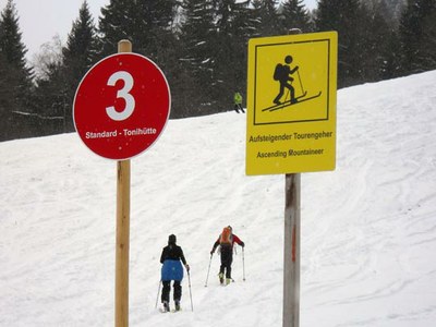 DAV Skitourengeher auf Piste