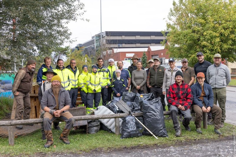 Grmičevje za ptice in žuželke: prostovoljci_ke iz Liechtensteina širijo najdaljšo divjo živo mejo v Liechtensteinu. © Rainer Kühnis