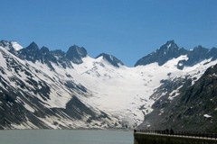 Akumulacijsko jezero Oberaarsee leži na 2300 m.n.v. v švicarski regiji Berner Oberland.
