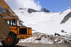 Konzerviranje alpske idile: k daljši zimski sezoni naj bi prispevale posebne folije, s katerimi prekrivajo ledenik, kot to počnejo na ledeniku Diavolezza v kantonu Graubünden/CH.