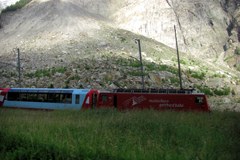 Podor pri vasi Randa/CH: potniki na vlaku si lahko od blizu ogledajo goro grušča