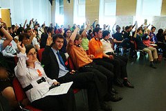75 mladih, 7 držav, 1 tema: v središču pozornosti mladinskega parlamenta sta bila v letu 2011 varstvo Alp in promet.