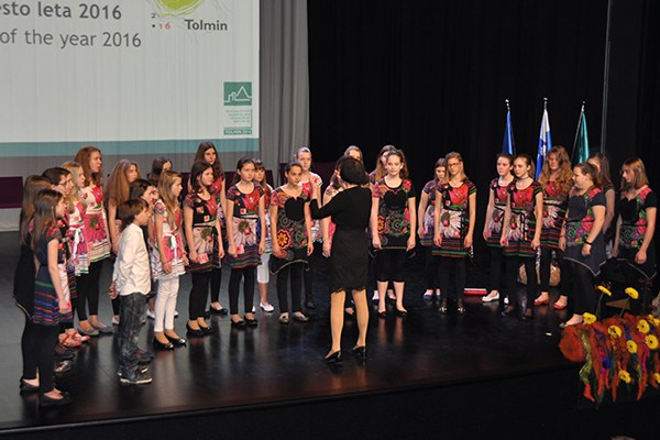 Slovesnost ob podelitvi naziva Alpsko mesto leta 2016 Tolminu so s kulturnim programom obogatili otroci in mladi. © Soča Valley Development Centre