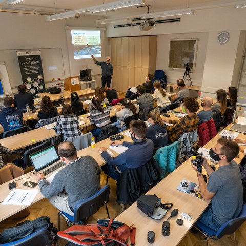 Študentje med predavanjem g. Jerneja Stritiha Procesi oblikovanja podnebnih politik in strategij (foto Samo Kham), enlarged picture.